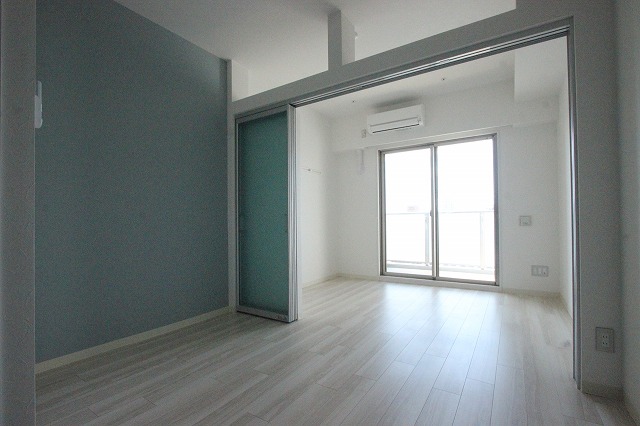 居室・リビング　同物件、別号室のものです。