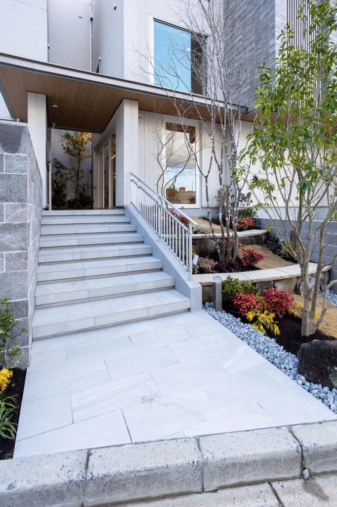 エントランス　美しい植栽がお出迎え♪