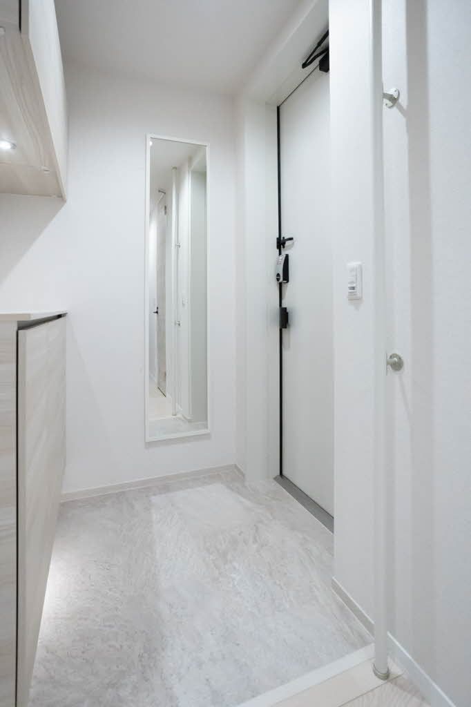 玄関　ホワイトを基調とした足元を照らす照明おしゃれな玄関です♪