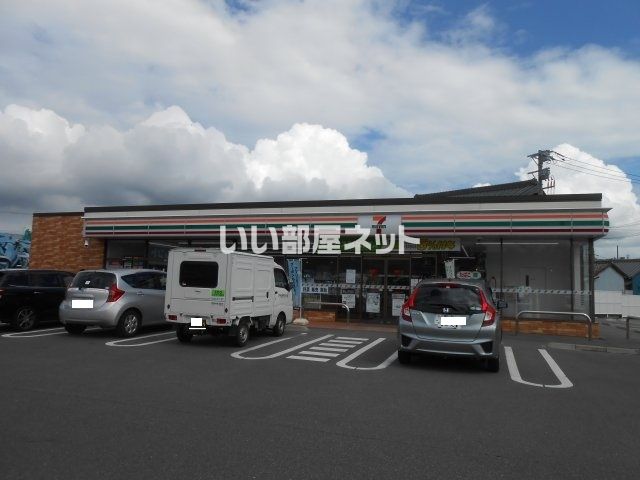 コンビニ　セブンイレブン（コンビニ）まで686m