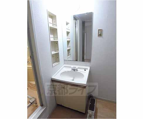 洗面設備　横に棚もあります。