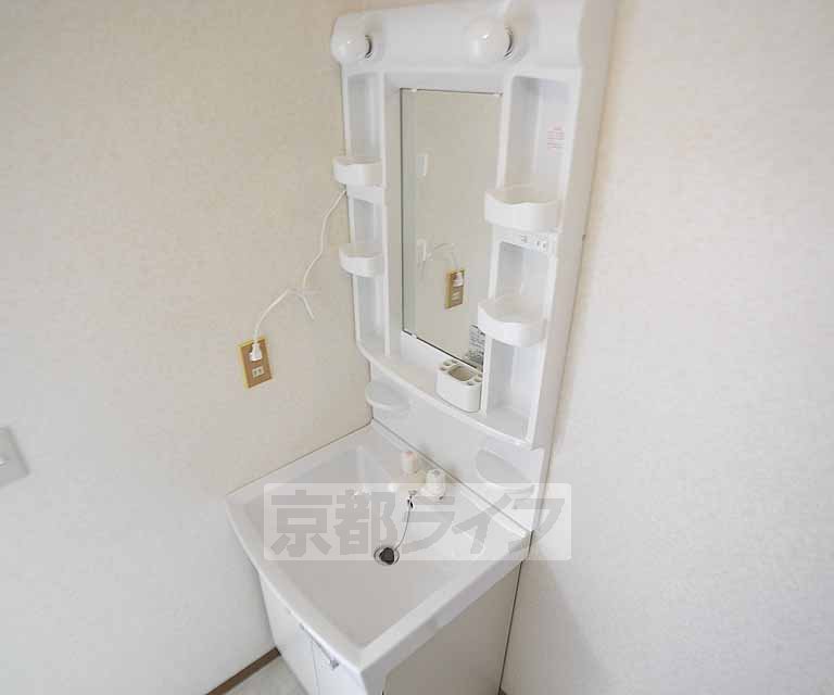 洗面設備　広めの洗面台が魅力的・