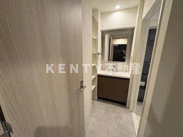 洗面設備　独立洗面台あり、毎朝おしゃれに忙しい女性の方におすすめです