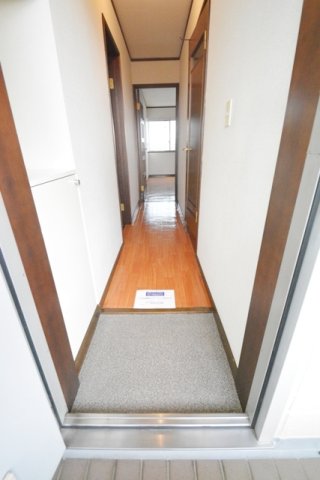 玄関　退去前またはリフォーム前の為、他のお部屋の写真です。