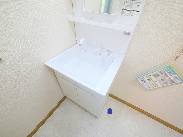 洗面設備　朝の支度にも助かる、独立の洗髪洗面化粧台
