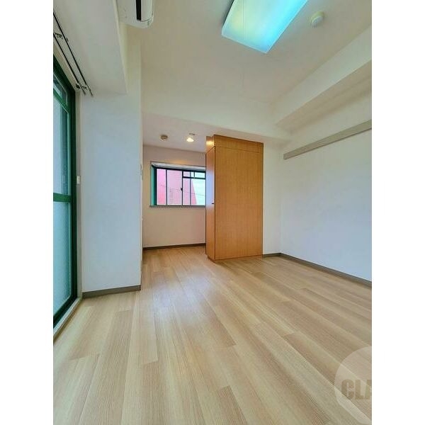 居室・リビング　６帖の洋室です