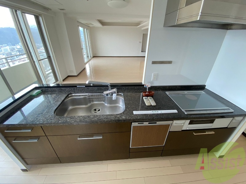 キッチン　洗い場が大きくて洗い物もしやすそうです。