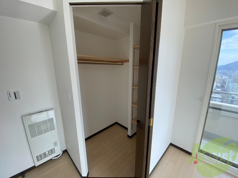 収納　こちらの収納にはハンガーをかけて服もしまえますね。