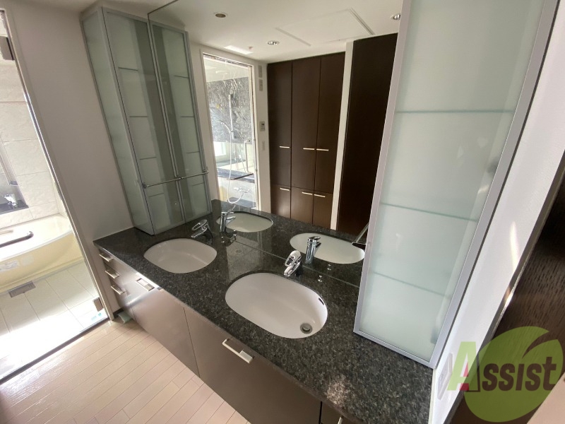 洗面設備　独立洗面台です。広くて使いやすそうです！