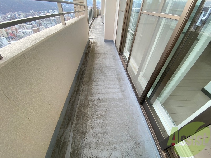 バルコニー　バルコニーです。洗濯物を干すもよし、一息つくもよしですね。