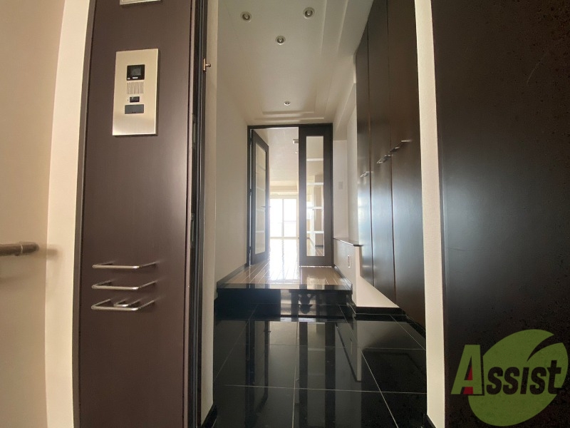 玄関　玄関です。ご覧の通り広々としていますね。