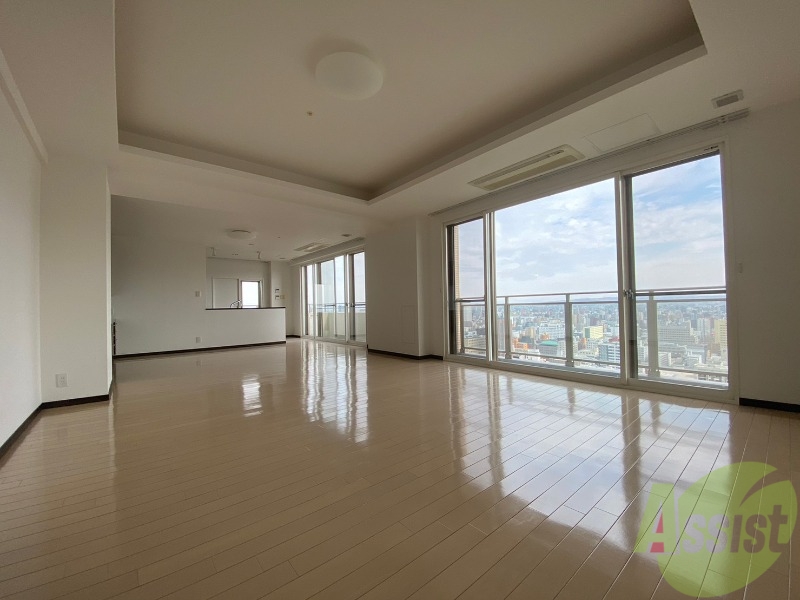 居室・リビング　広くてキレイなお部屋が広がっていて、充実した生活が送れそう。