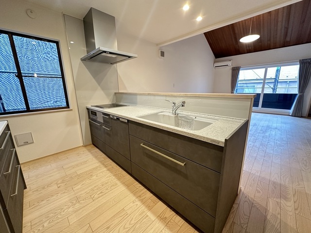 キッチン　３口ＩＨコンロ、食器洗浄機付き