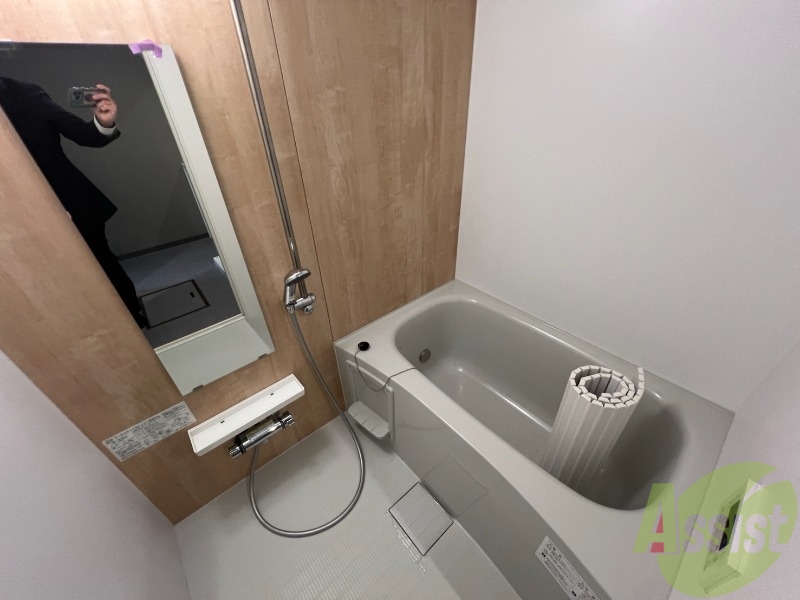 バス・シャワールーム　浴室を撮影しました。一人暮らしにはぴったりのサイズですね。