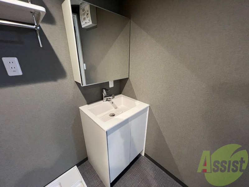 洗面設備　独立洗面台を撮影しました。大きな鏡が備え付けられております。