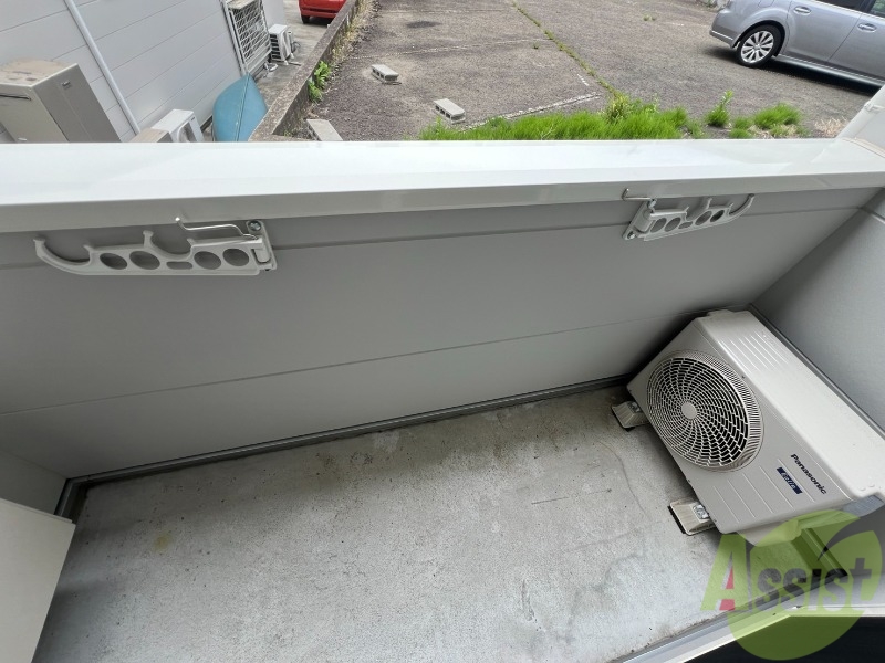 バルコニー　バルコニーは広く洗濯物を干すには十分です。