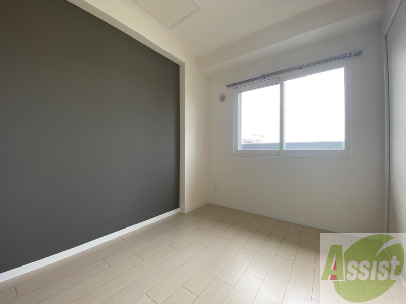 その他部屋・スペース　寝室はこちらです。光が差し込む、温かみのあるお部屋です。