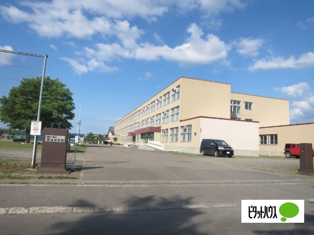 中学校　旭川市立啓北中学校（中学校）まで701m
