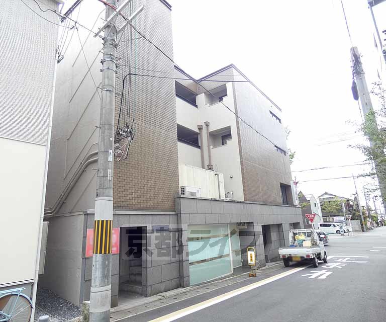 建物外観　別角度からの建物外観です。向かって左が建物入口です