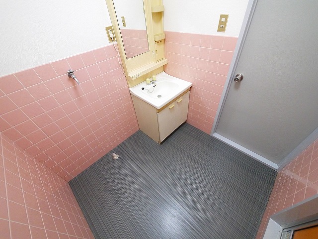 洗面設備　スペースが確保できる洗面所です