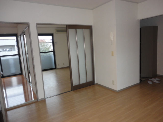 その他　キッチンから見た居室