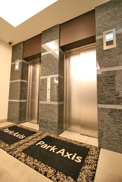 その他共有部分　２基あるエレベーターは階数制御機能付き