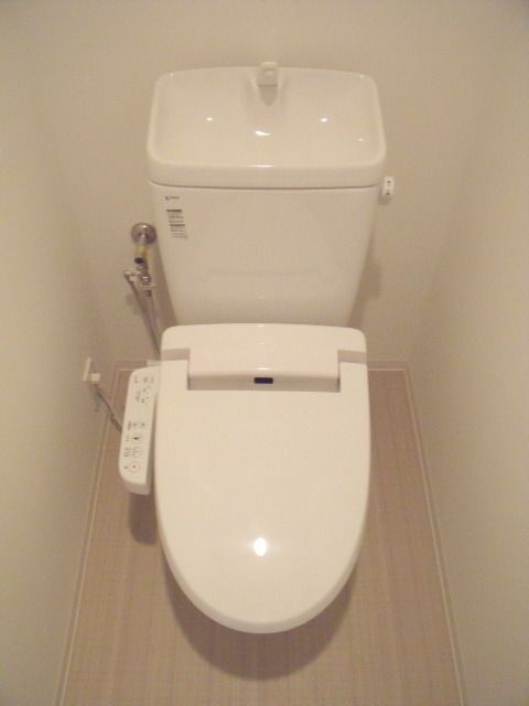 トイレ　シャワートイレ付き