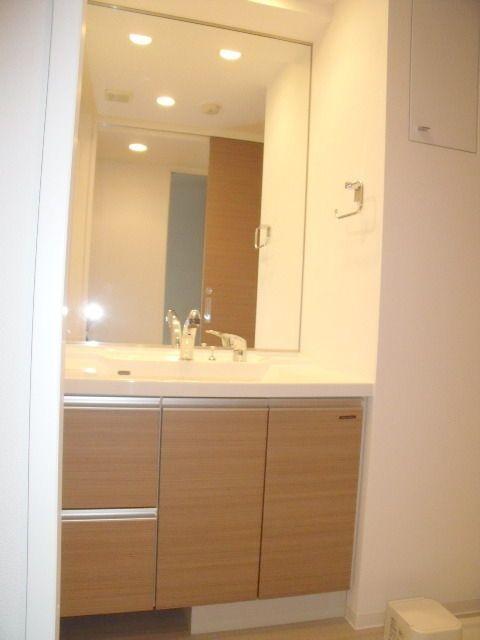 洗面設備　ゆったりとした洗面台