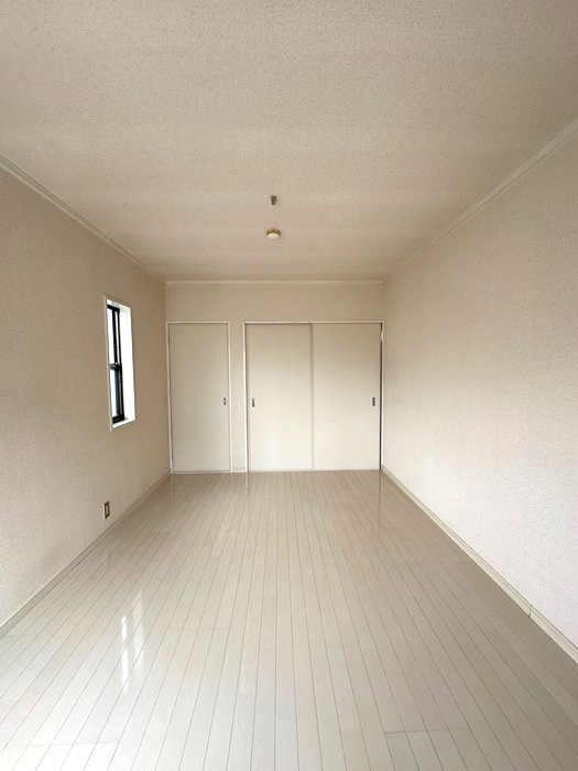 その他部屋・スペース　南向き洋室7帖☆収納スペースがあります♪荷物をたっぷり収納で