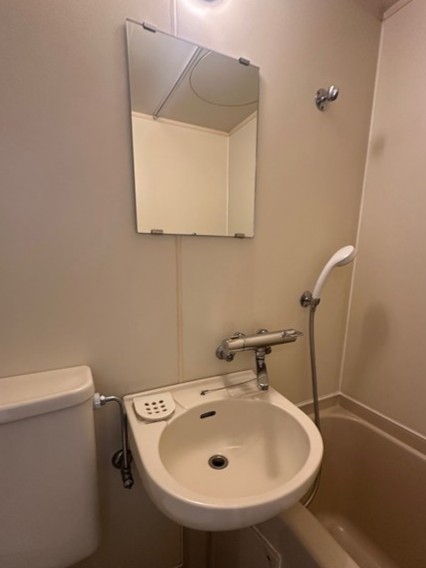 洗面設備　バスルームにある洗面台です！鏡の前で身支度ばっちりできちゃい