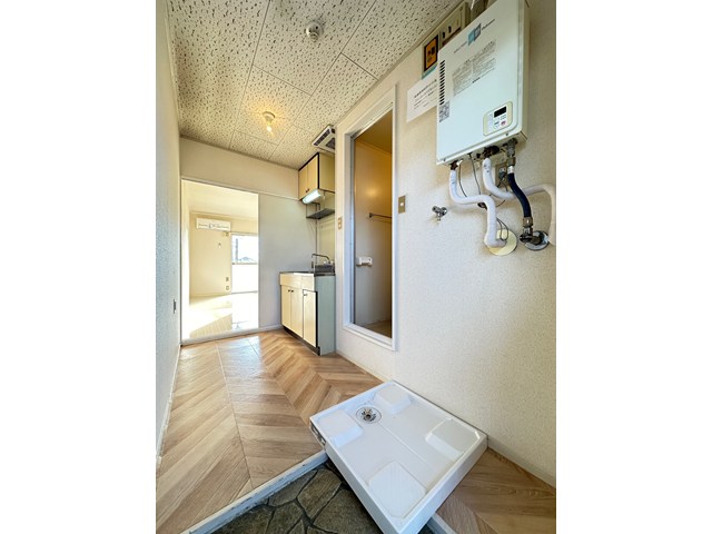 玄関　玄関から室内への景観です！キッチンの奥に洋室7帖のお部屋があ