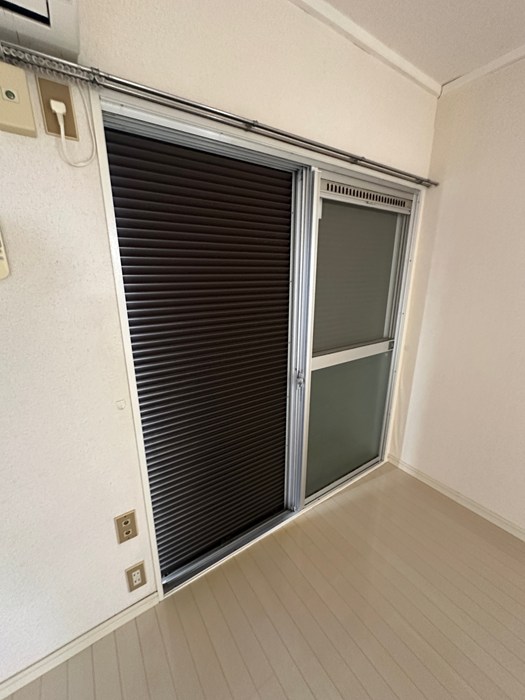 眺望　玄関横にある室内洗濯機置き場です♪防水パンが付いているので万