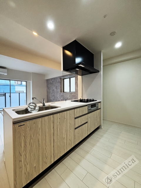 キッチン　３口ガスのシステムキッチンでお料理楽しく♪♪