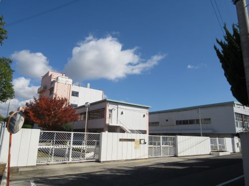 中学校　大阪狭山市立第3中学校（中学校）まで547m