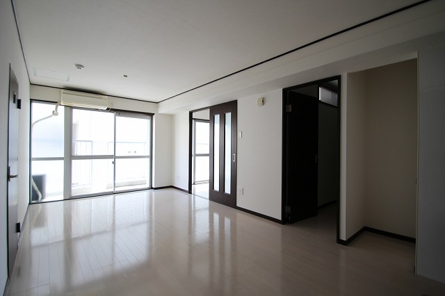 居室・リビング　同物件別号室のものです。