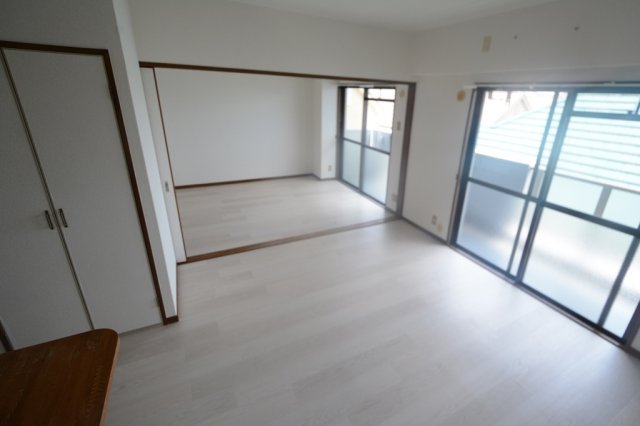 居室・リビング　LDKとなりの洋室扉を開放すれば広々したリビングです♪