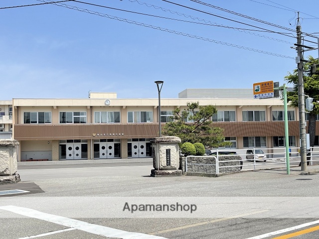 中学校　西部中学校（中学校）まで421m