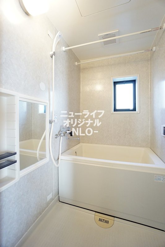 バス・シャワールーム　1日の疲れを癒す浴室は追い焚き機能付き