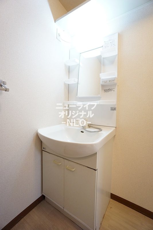 洗面設備　忙しい朝の身支度に役立つシャワーノズル付き洗面台☆