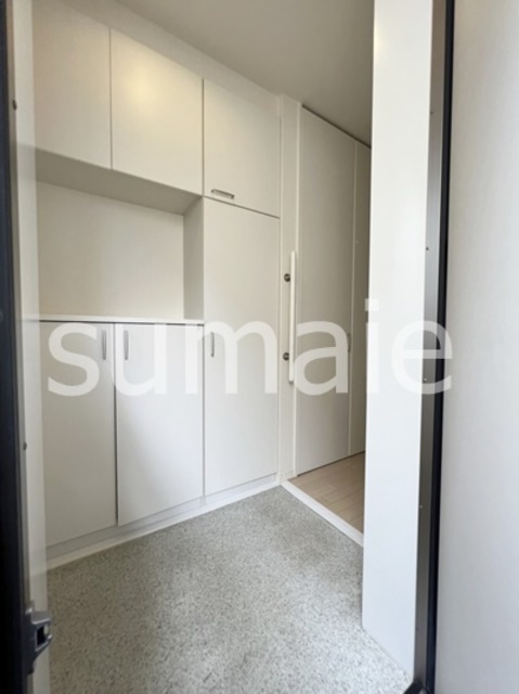 玄関　白基調のエントランス！