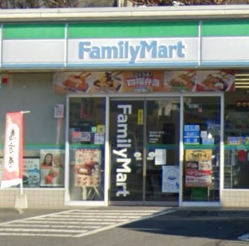 コンビニ　ファミリーマート秦野中央店（コンビニ）まで808m