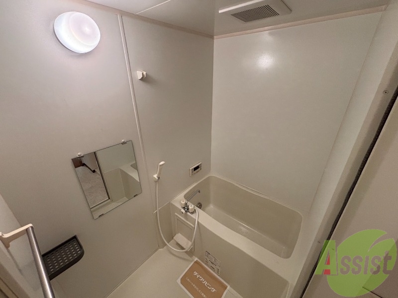 バス・シャワールーム　浴室はシンプルな造りで追い焚き機能が付いております。