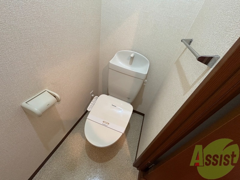 トイレ　トイレはウォシュレット付きで、横にタオルかけがございます。