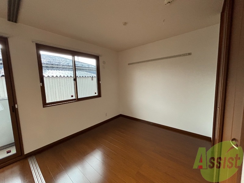 その他部屋・スペース　こちらは５帖の洋室で寝室となりそうなお部屋です。