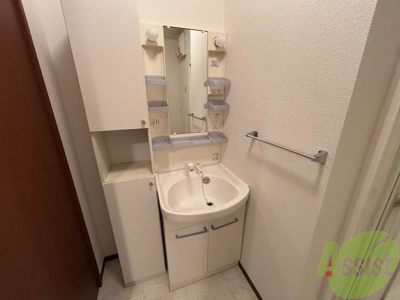 洗面設備　脱衣所には洗面台と収納ボックスがございます。