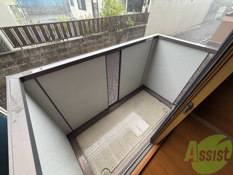 バルコニー　バルコニーは洗濯物を干すのに十分な広さがございます。