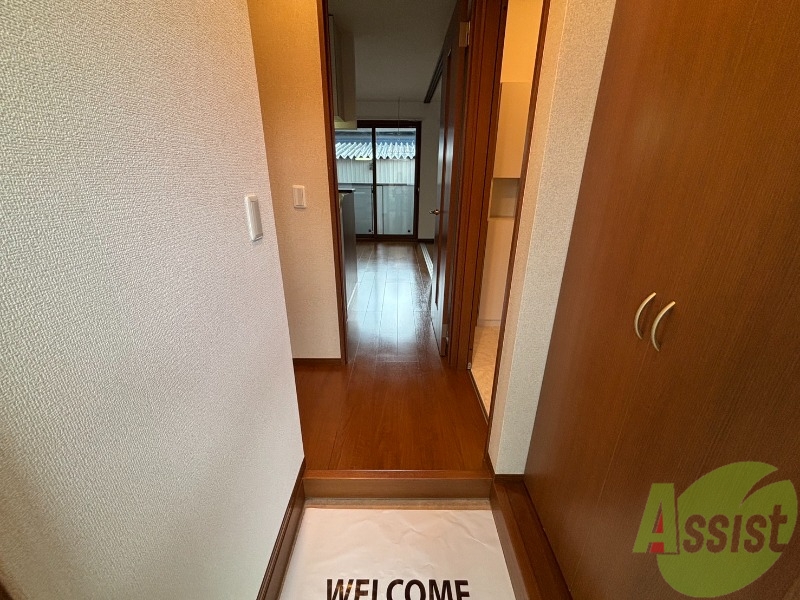 玄関　玄関から見た廊下です。奥にリビングがございます。