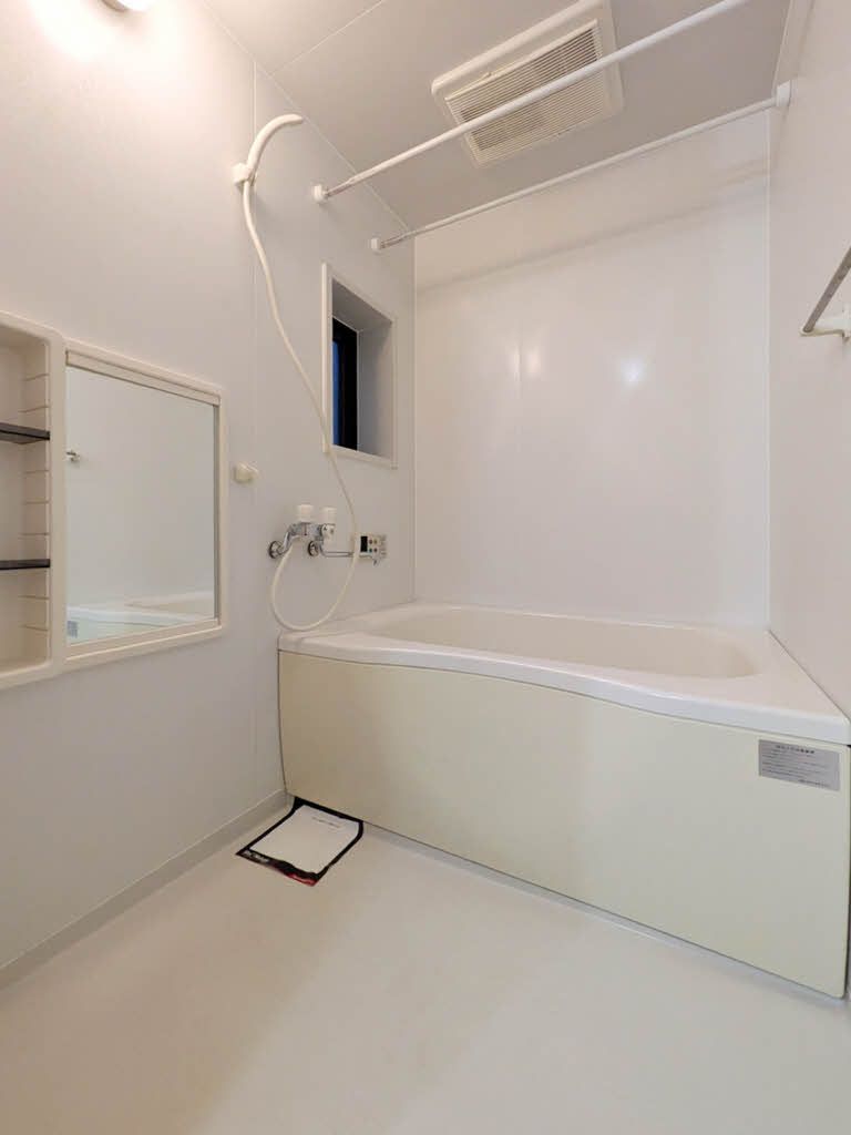 バス・シャワールーム　浴室乾燥機を採用しております。