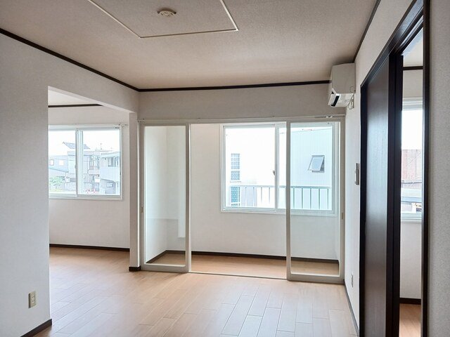 居室・リビング　こちらの居間で趣味の時間をお楽しみください