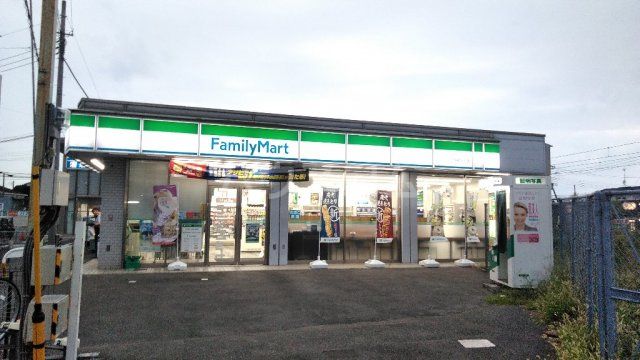 コンビニ　ファミリーマート 梅郷駅前店（コンビニ）まで588m